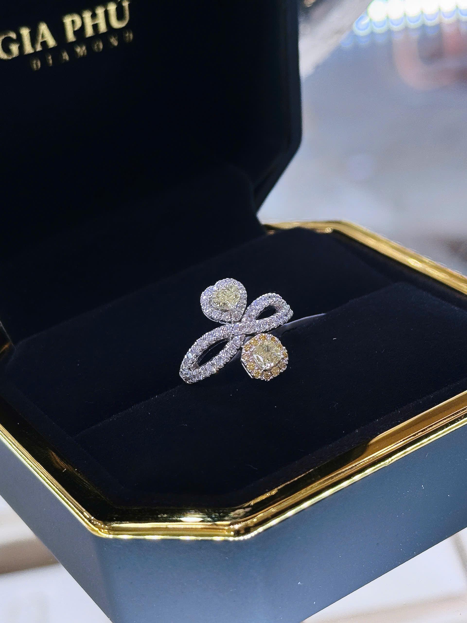 Nhẫn chủ Fancy yellow Heart & Princess