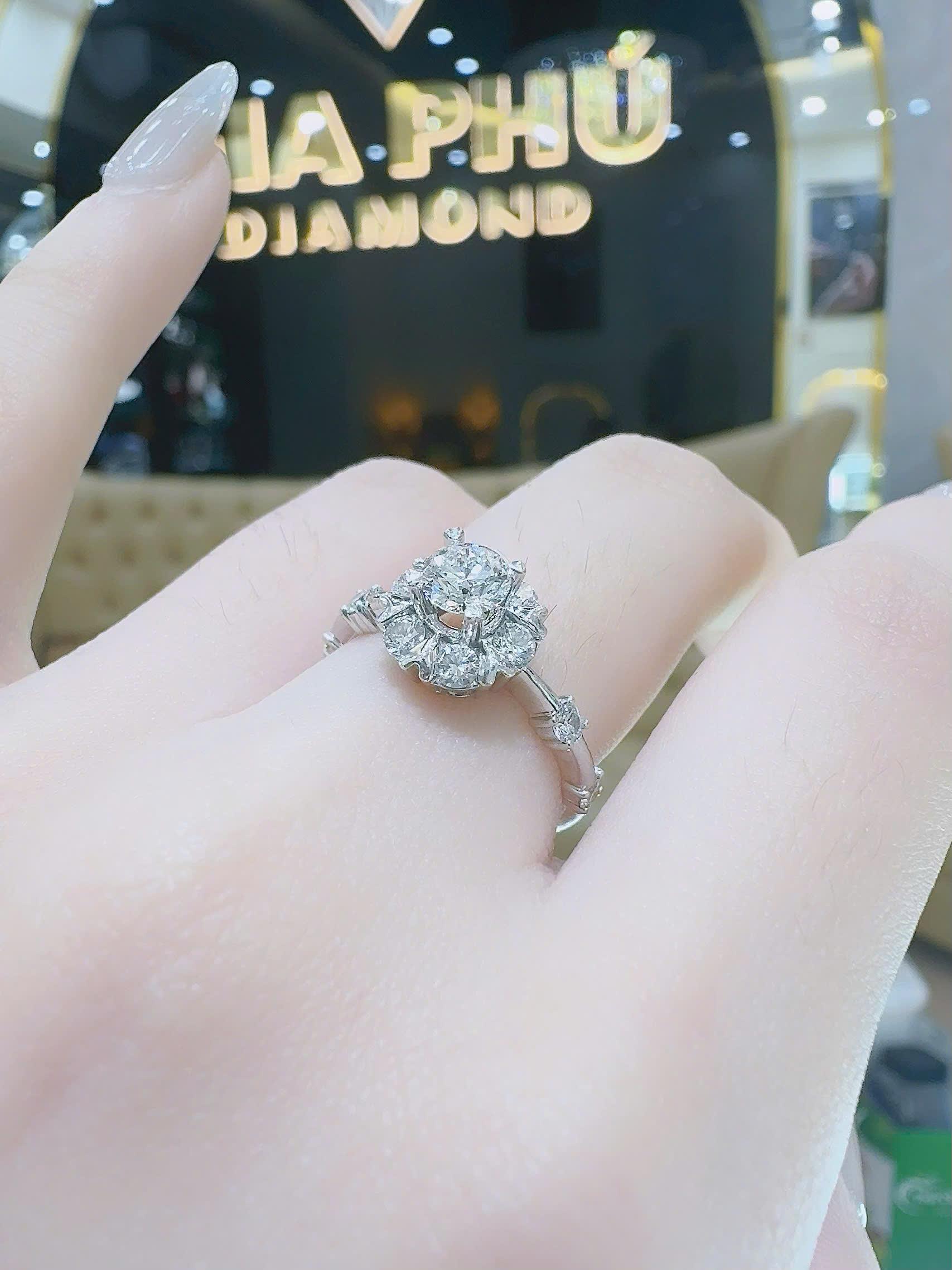 Nhẫn nữ halo chủ 5.4m