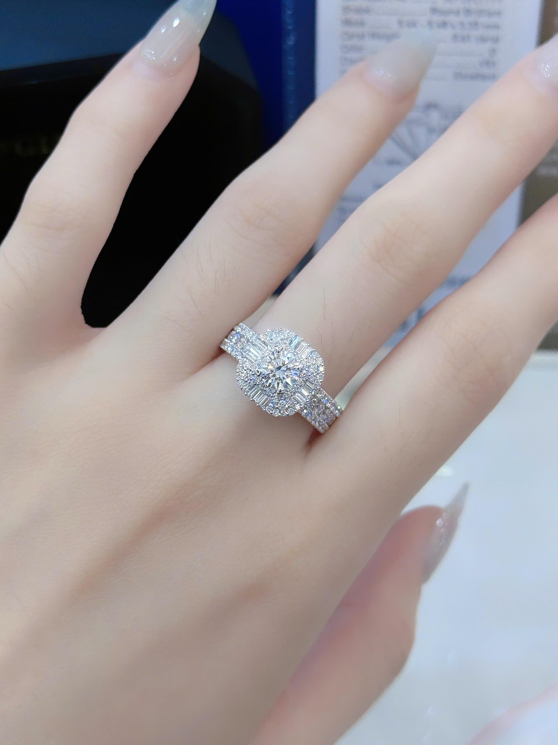 Nhẫn Halo vuông viên chủ 5.4m